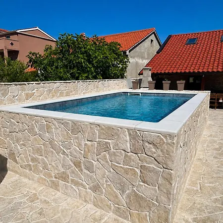 Charming Stone Escape With Heated Pool Appartement Nin