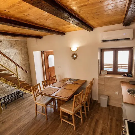 Appartement Charming Stone Escape With Heated Pool Nin
