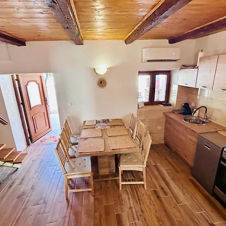 Appartement Charming Stone Escape With Heated Pool