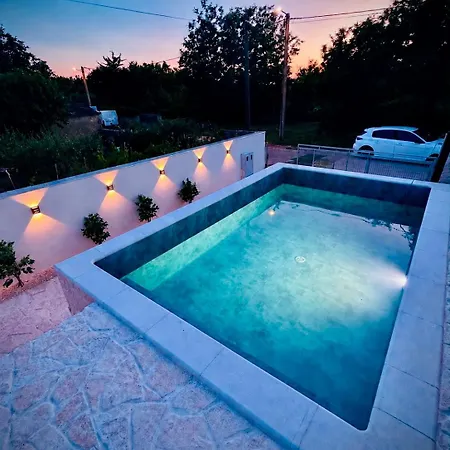Charming Stone Escape With Heated Pool Appartement Nin