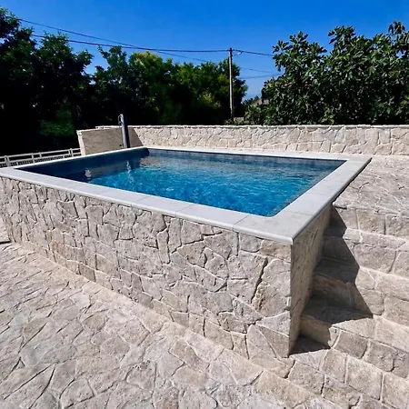 Charming Stone Escape With Heated Pool Appartement *