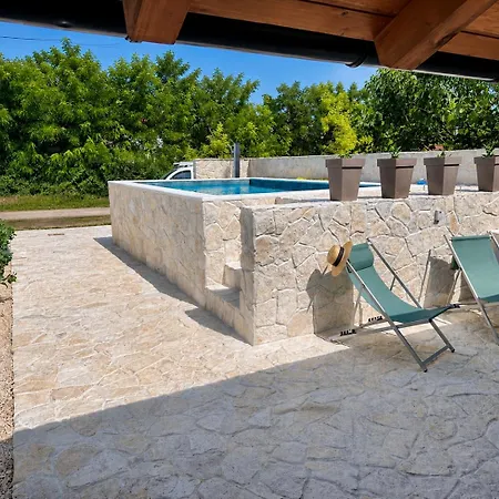 Charming Stone Escape With Heated Pool Nin