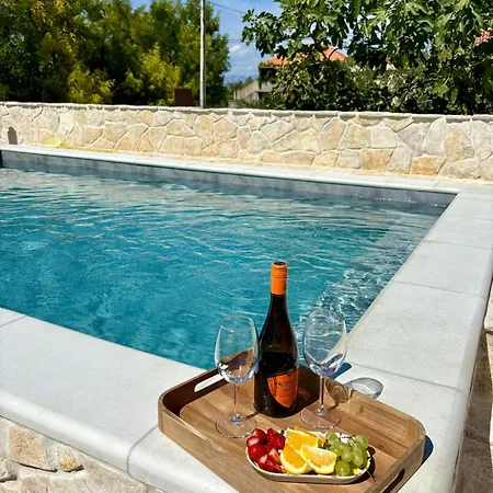Stone House With Private Heated Pool Lejlighed Nin